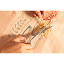Ciseaux à appliqués Husqvarna Viking utilisés pour couper un ruban sur une broderie